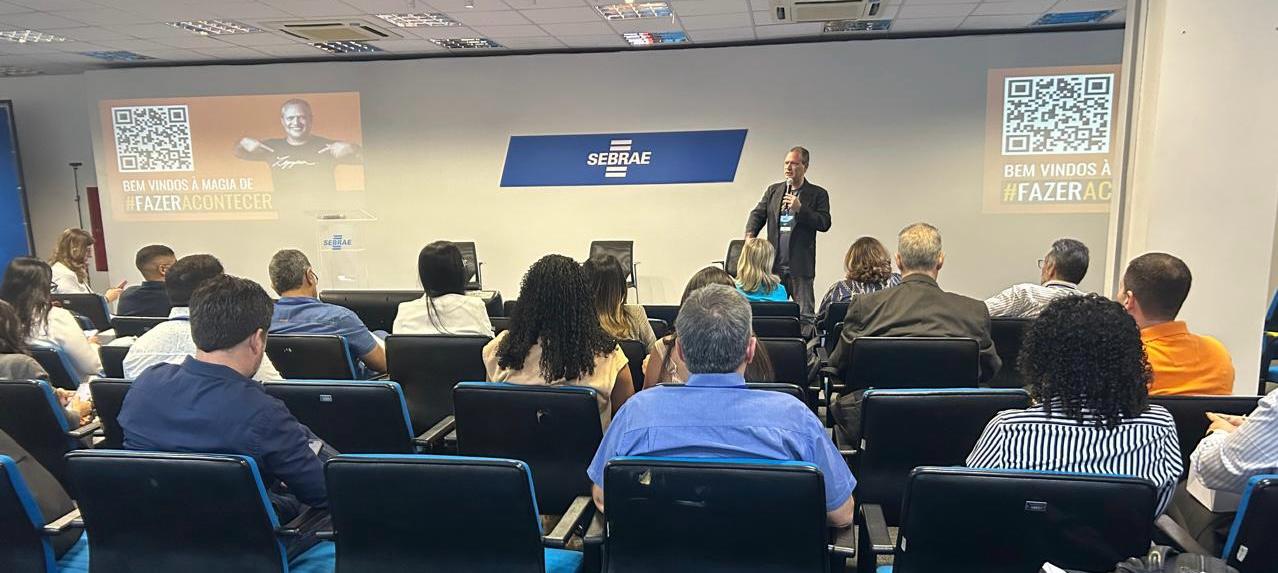 Facilitador conduzindo a turma